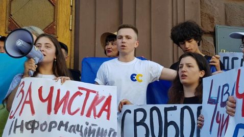 Допрос Порошенко: в митинге под ГБР участвуют его дети