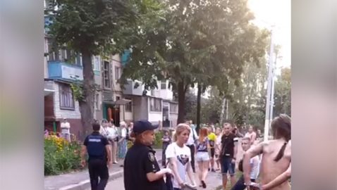 В Харькове полуголая женщина спрыгнула с козырька и пыталась сбежать от полиции (видео)