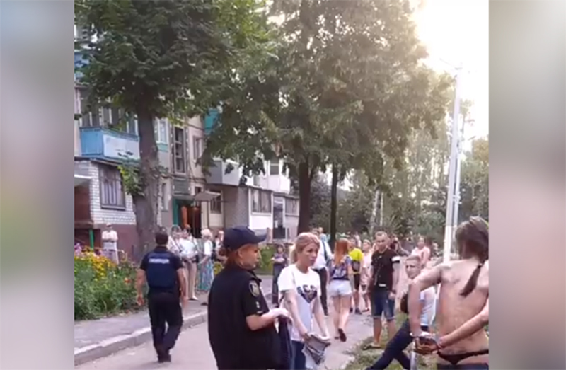 В Харькове полуголая женщина спрыгнула с козырька и пыталась сбежать от полиции (видео)