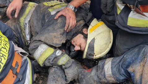 На пожаре в Днепре при обвале пострадали пожарные (фото)