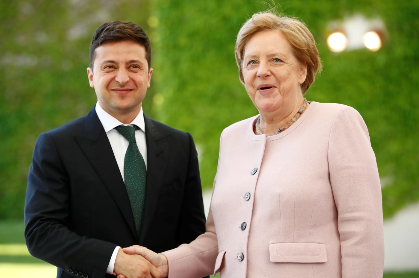 Посол: Зеленский поговорил с Меркель по телефону