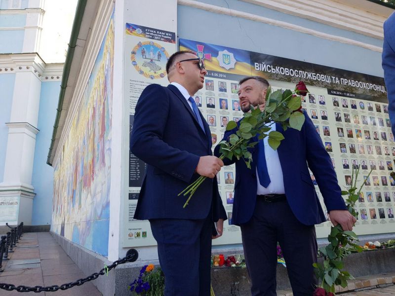«Слуги народа» возложили цветы у Стены памяти (фото) - 3 - изображение
