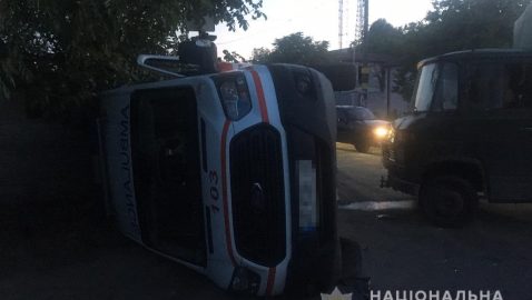 В Днепре грузовик опрокинул машину скорой помощи, есть пострадавшие