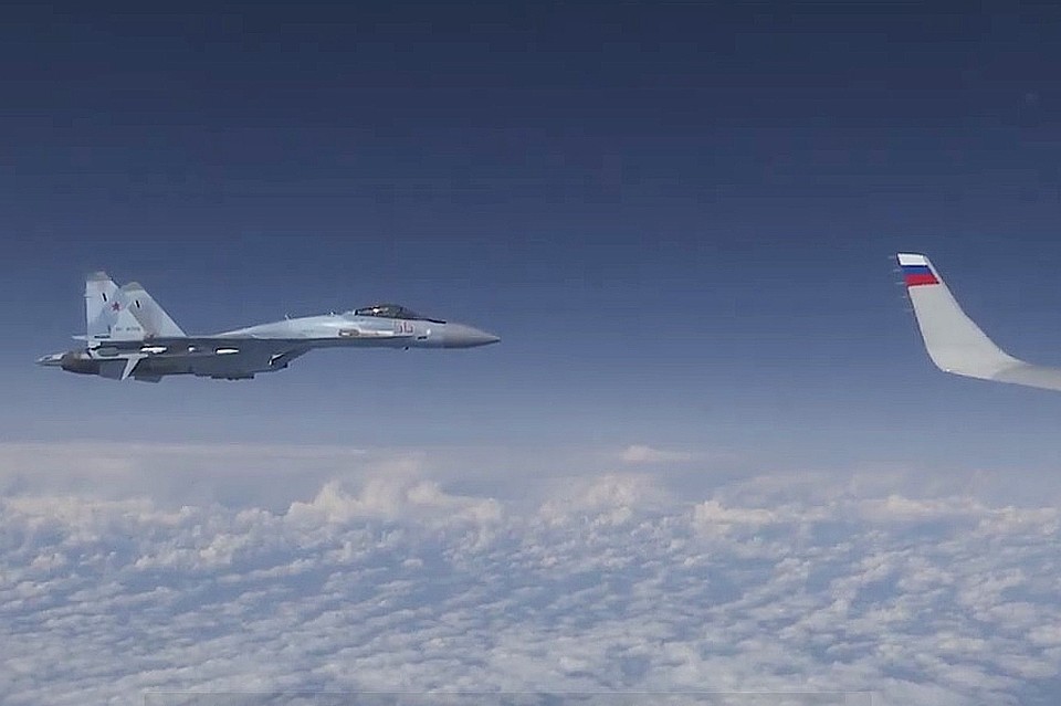 Су-27 России отогнали истребитель НАТО от самолета Шойгу