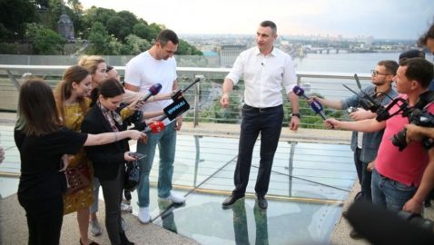 Кличко пожаловался на использование стеклянного моста в политической борьбе