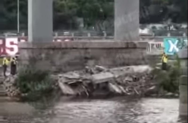 Киевская мэрия прокомментировала частичный обвал пешеходного моста