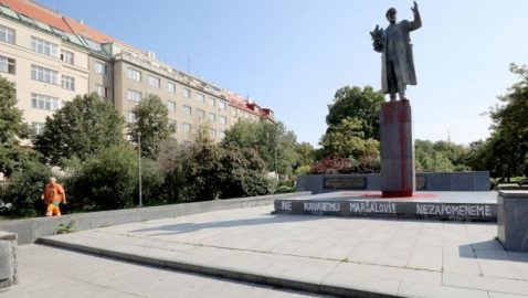 В Праге облили краской памятник Коневу