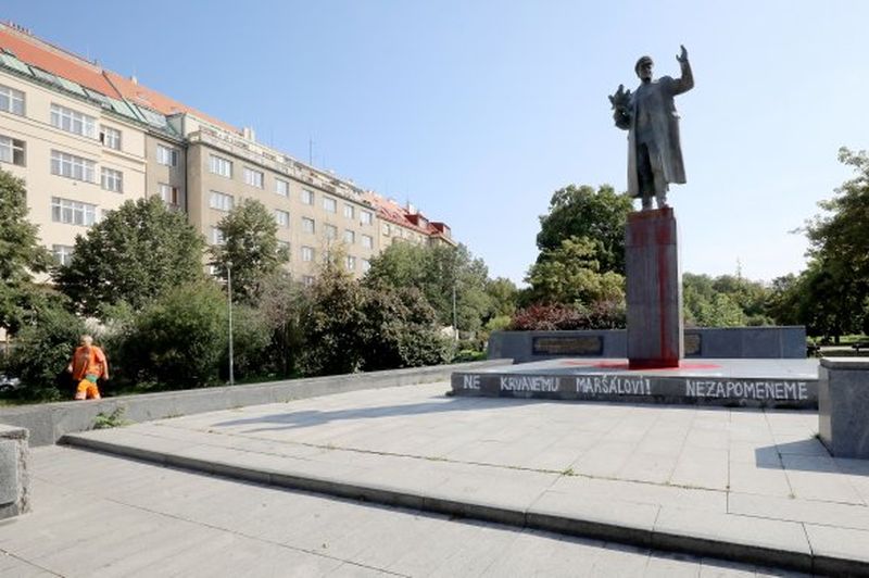 В Праге облили краской памятник Коневу