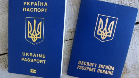 Украинцам разрешат фотографироваться на паспорт в головном уборе