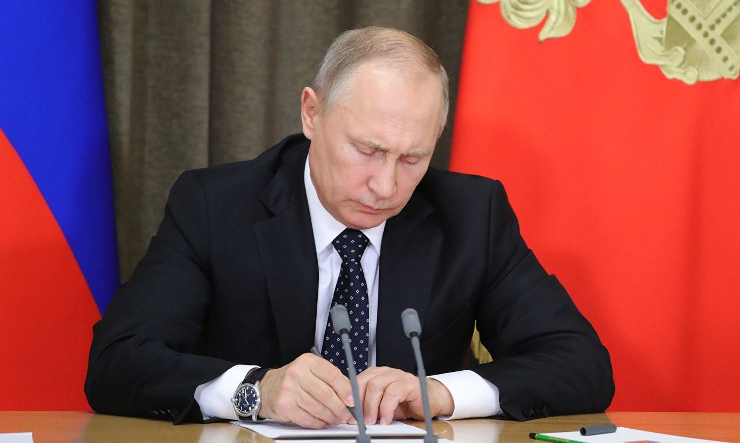 Путин упростил получение права на временное проживание в России