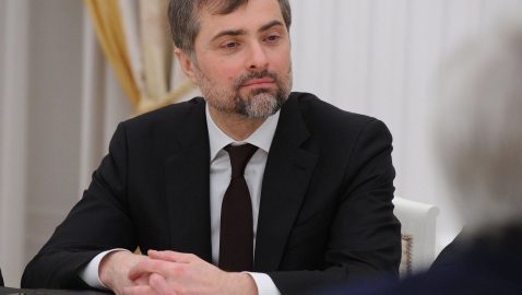 У Суркова рассказали о борьбе двух подходов по Донбассу в госаппарате РФ