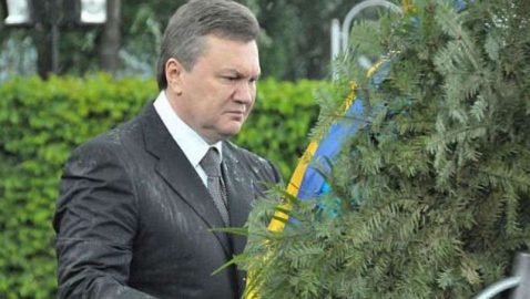 Зеленский, поздравляя украинцев, вспомнил о «венке Януковича»