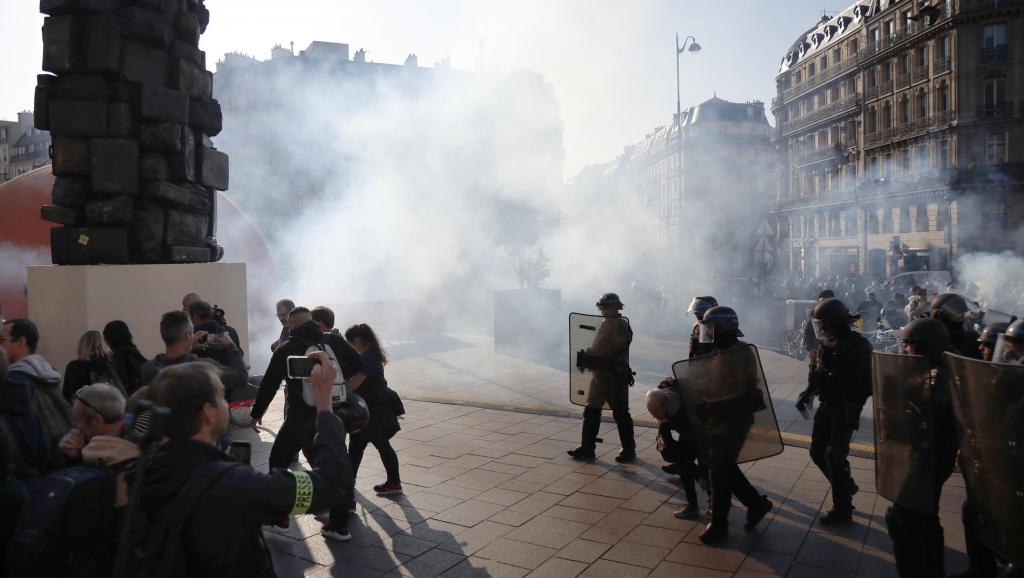 В Париже задержали более 90 человек на акции «желтых жилетов»