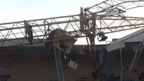 Во Львове строительный кран упал на супермаркет «Арсен»