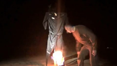«Символ России, гори в аду!»: Сенцов сжег свою тюремную робу (видео)