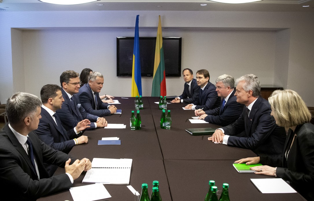 Зеленский призвал Литву помочь с восстановлением Донбасса