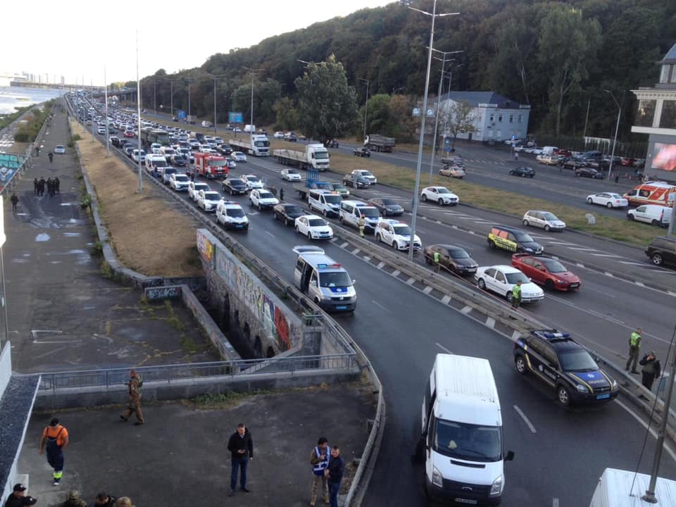 Движение по мосту Метро в Киеве частично восстановлено
