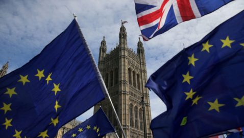 Британский парламент обязал правительство отложить Brexit