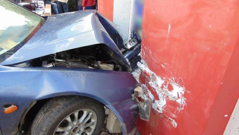 В Черновцах пьяный водитель въехал в здание и сделал выстрел