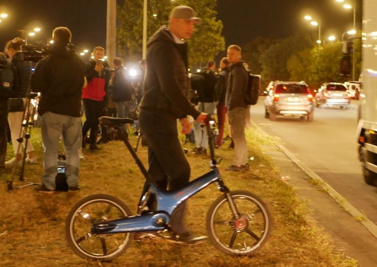 Задержание экс-военного: Кличко приезжал к мосту Метро на велосипеде (видео)