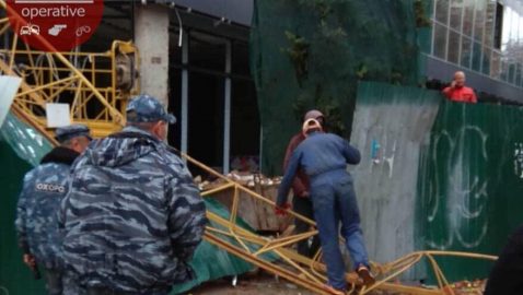 В центре Киева упал строительный кран