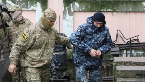 Адвокат: украинских моряков освободили под поручительство Денисовой