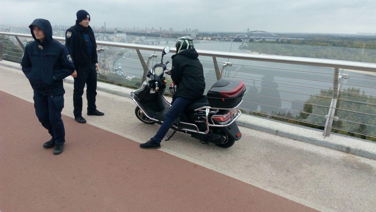 Полиция остановила водителя электромопеда на мосту Кличко