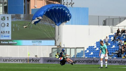 На матче Серии А в Италии приземлился парашютист