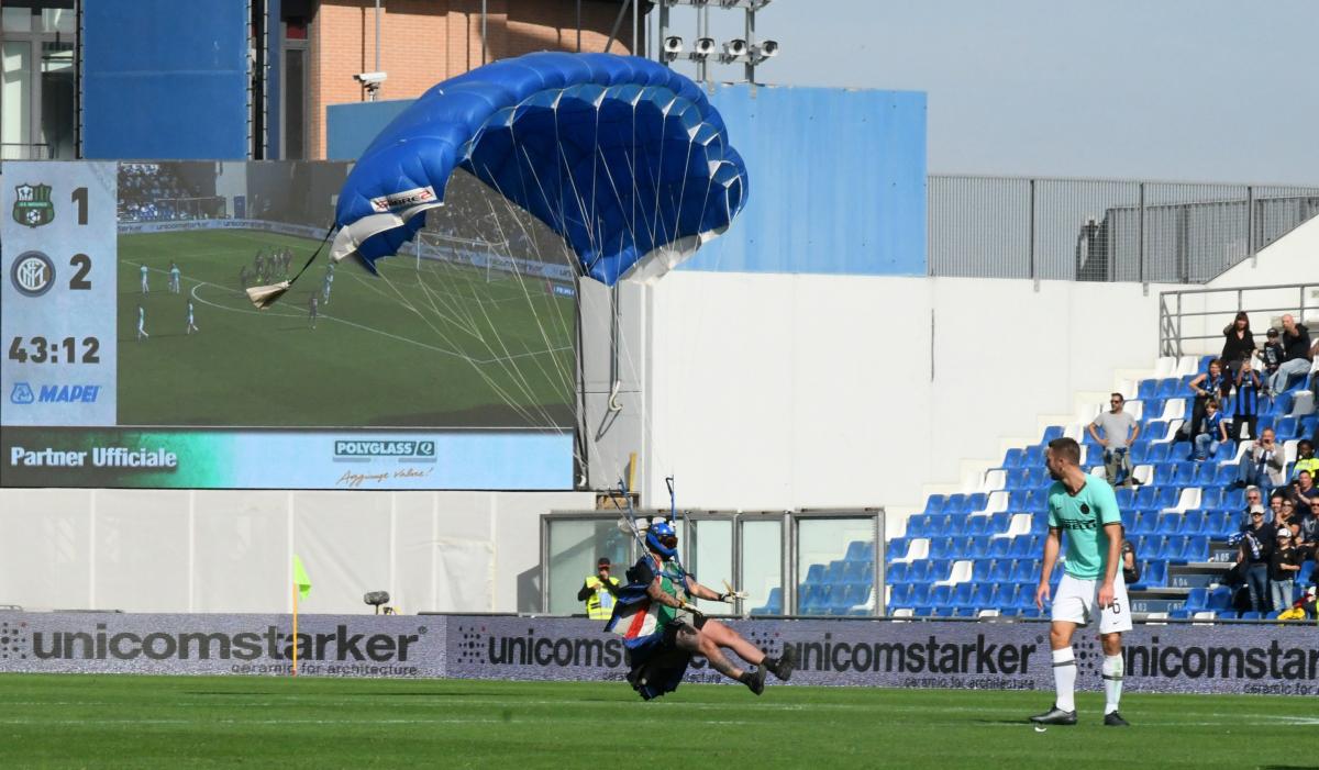 На матче Серии А в Италии приземлился парашютист