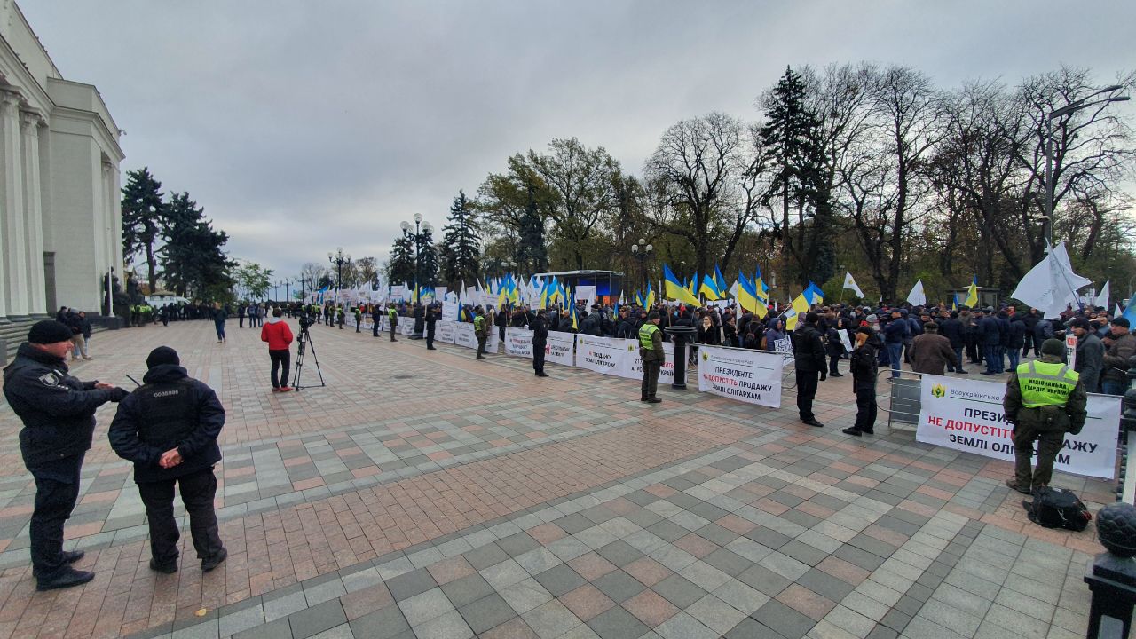 Возле Рады митингуют против продажи земли олигархам - 3 - изображение