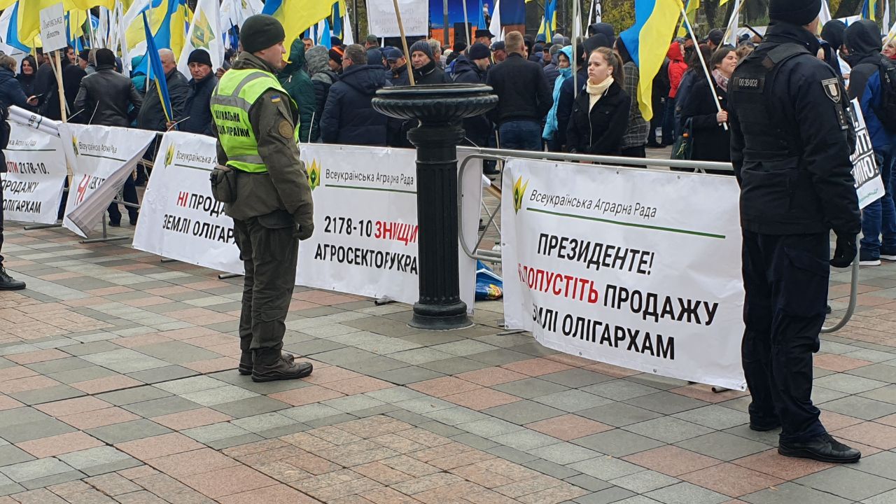 Возле Рады митингуют против продажи земли олигархам - 1 - изображение
