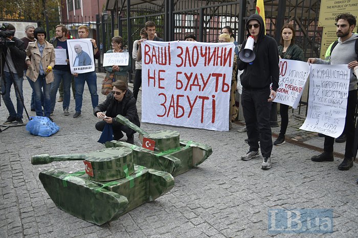В Киеве у посольства Турции протестовали из-за вторжения в Сирию