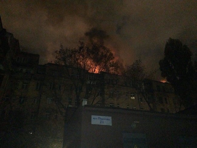 В центре Киева загорелась крыша дома, жильцов эвакуируют