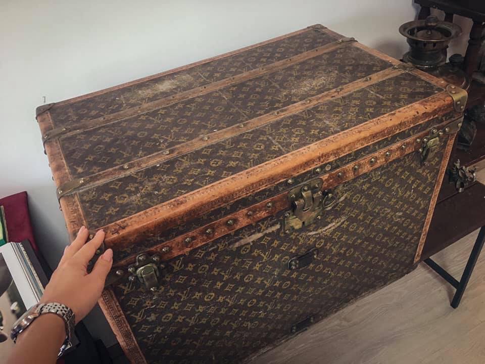 Под Харьковом пенсионерка хранила зерно в сундуке Louis Vuitton XIX века - 1 - изображение