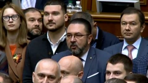 Все депутаты «Слуги народа» вышли к трибуне после выступления Порошенко