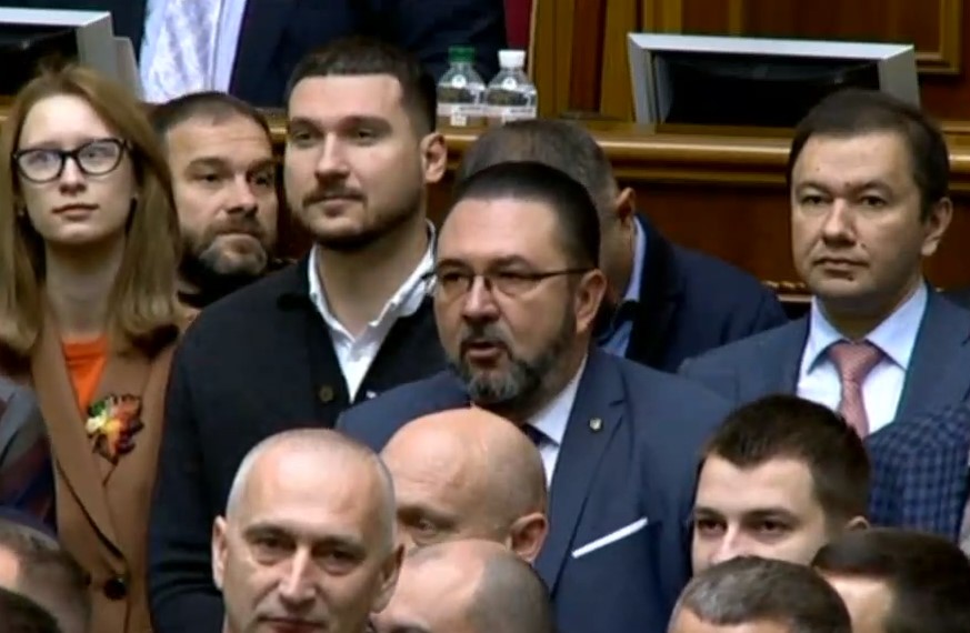 Все депутаты «Слуги народа» вышли к трибуне после выступления Порошенко