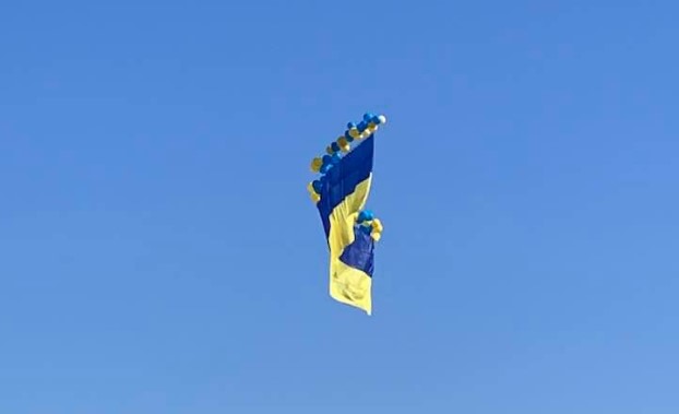 В сторону Донецка запустили флаг Украины