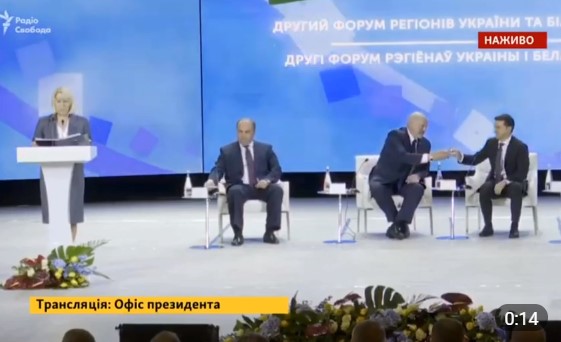 Зеленский и Лукашенко рассмешили гостей форума, выпив за сотрудничество