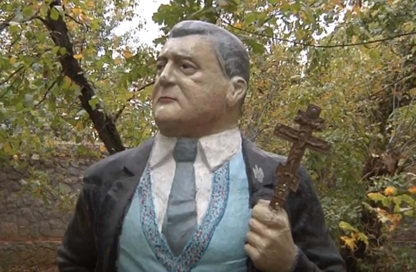 В Запорожье в руку памятнику Порошенко вставили крест