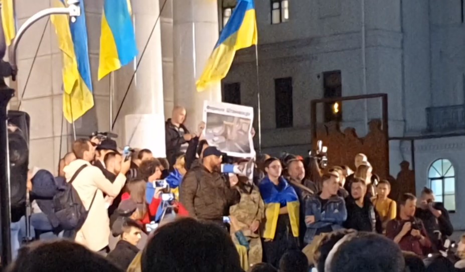 «Нет капитуляции!»: на Майдане скандируют «Путин – х**ло!» (видео)