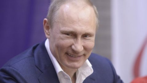«Обязательно будем». Путин пошутил о вмешательстве в американские выборы 2020 года