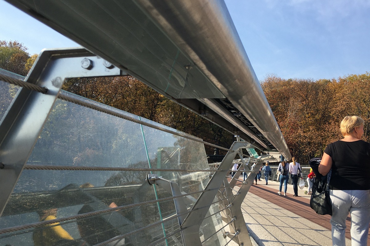 На «мосту Кличко» опять повредили стекло - 2 - изображение