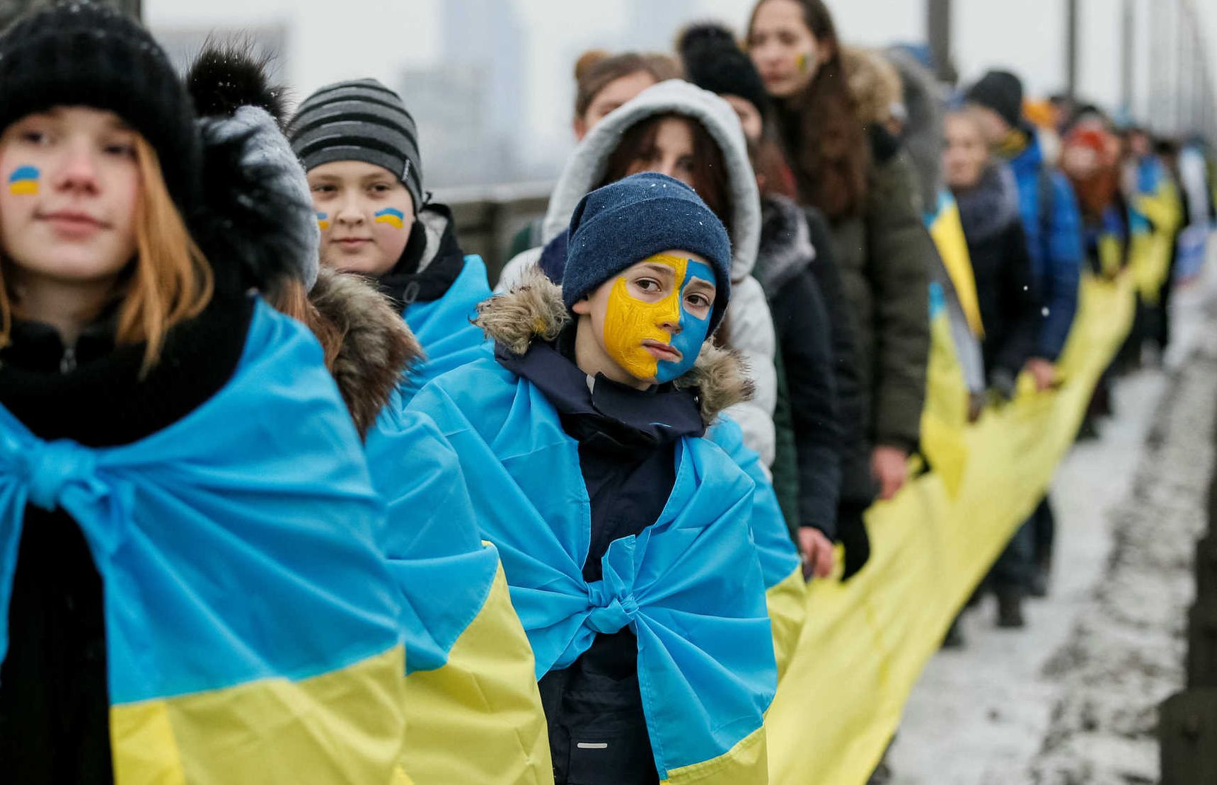 Население Украины. Люди с флагом Украины. Украинцы люди. Украина фото.