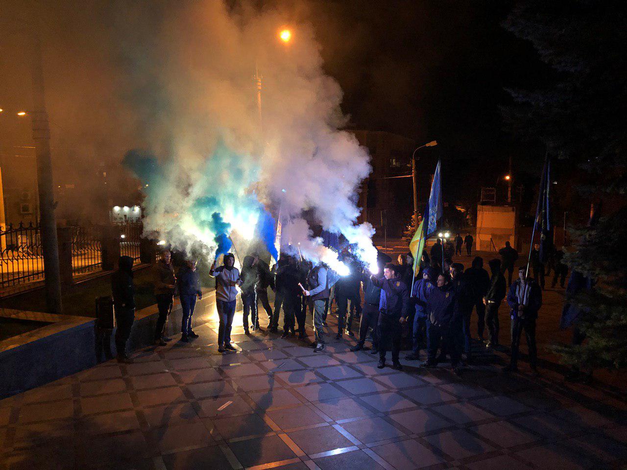 «Нет капитуляции!». Радикалы вышли к СБУ в Днепре, Харькове и Львове