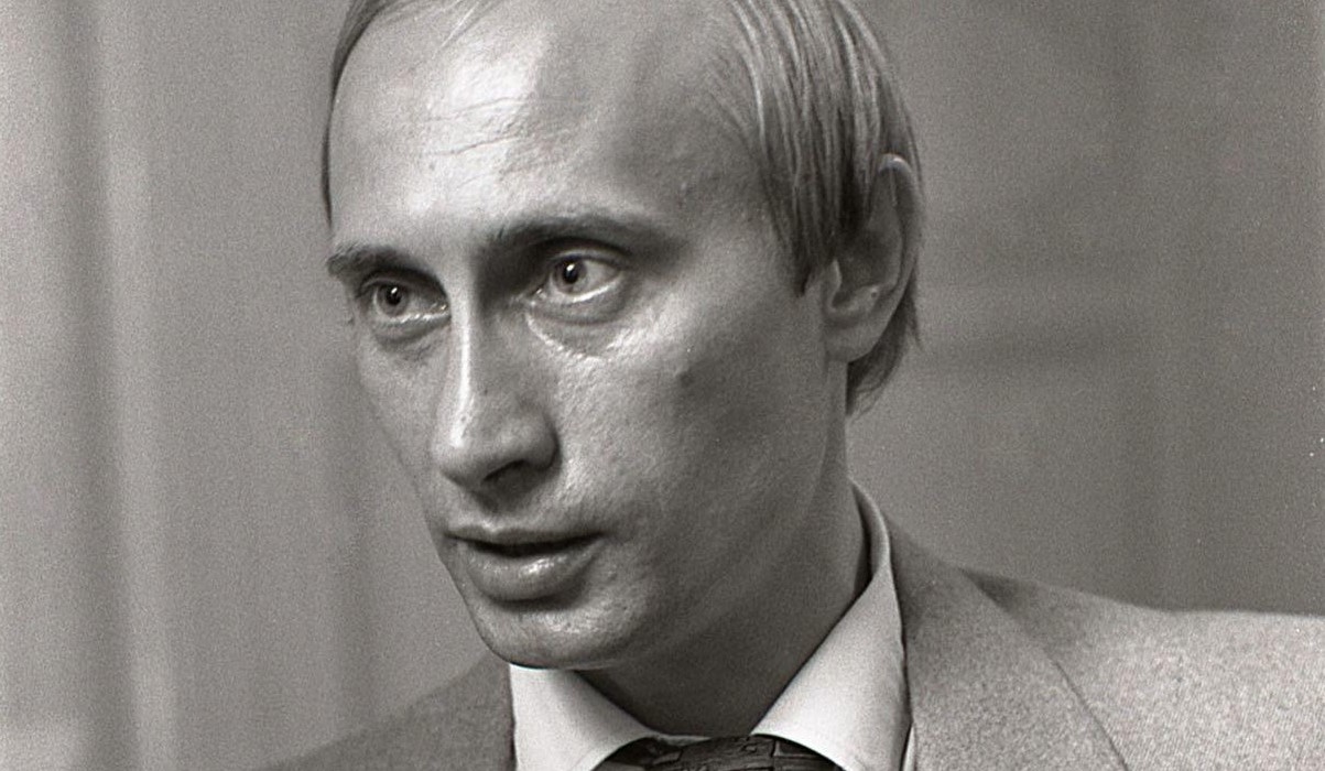 В Петербурге показали характеристику Путина-комсомольца