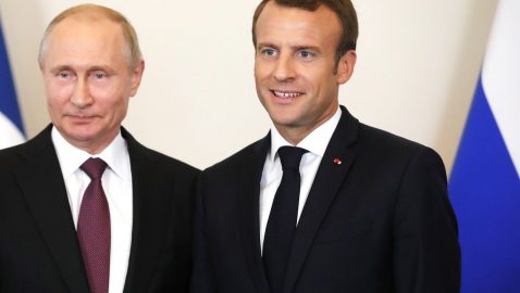 Путин обсудил с Макроном возможность проведения нормандского саммита