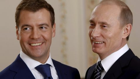 Путин повысил зарплаты себе и Медведеву