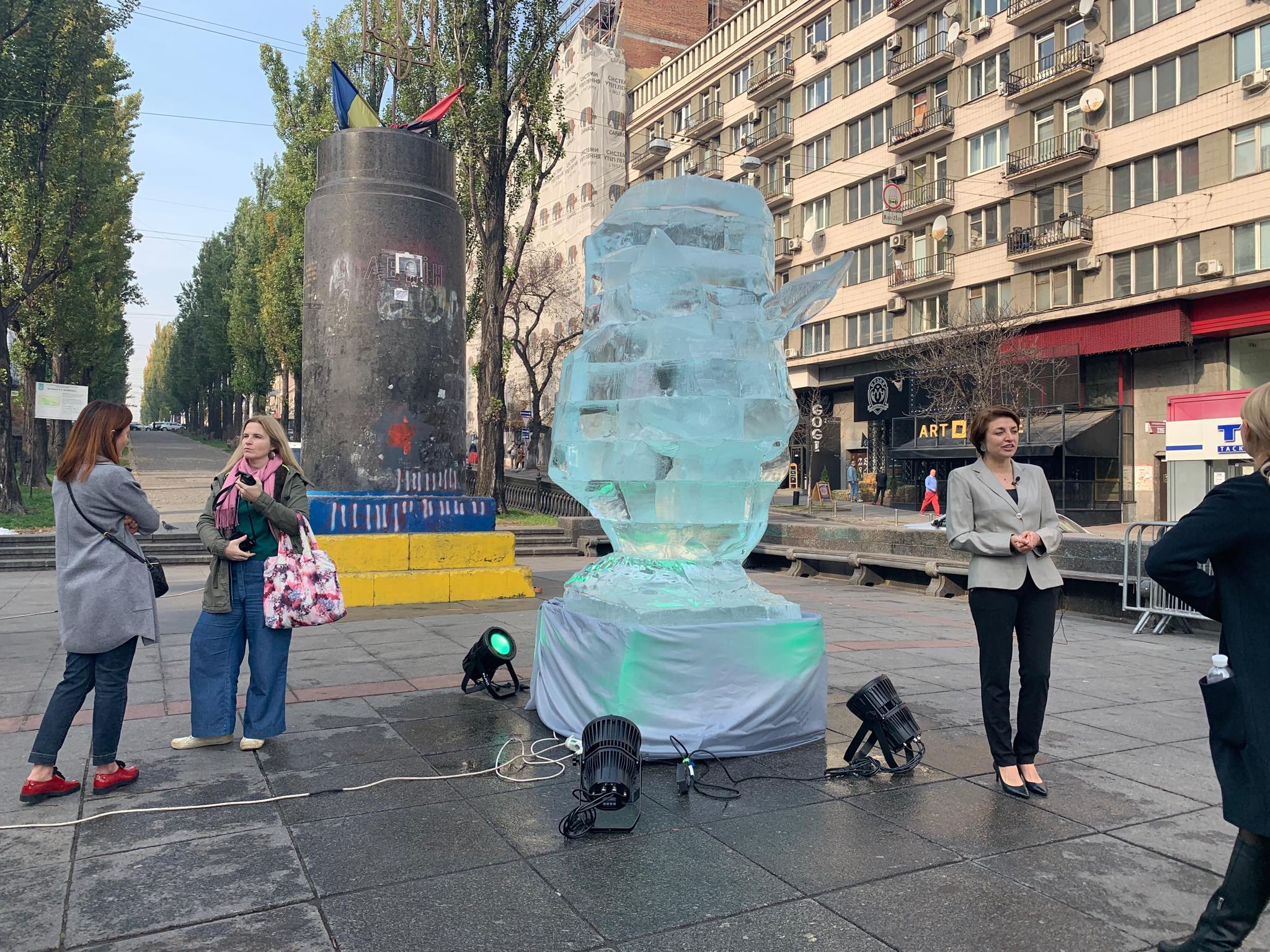 В Киеве на месте синей руки поставили ледяную рысь