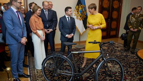 Президент Эстонии подарила Зеленскому велосипед