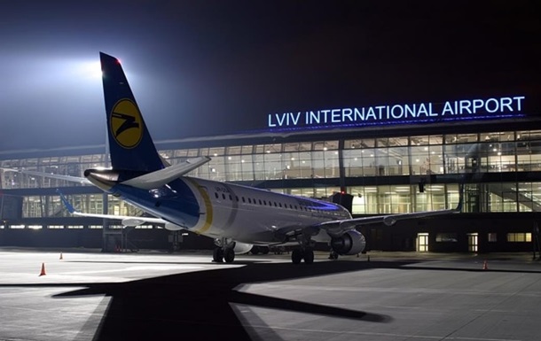 Аэропорт «Львов» приостановил работу из-за самолета